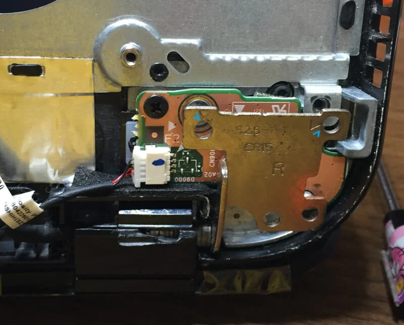 Dynabook T653のヒンジ部分（2）