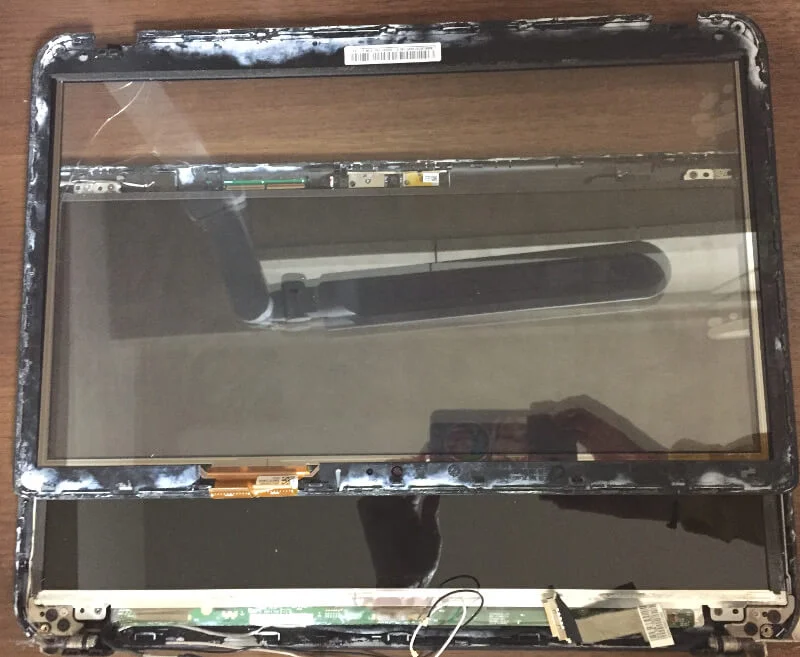 Dynabook T653の液晶モニターの外枠を外したところ