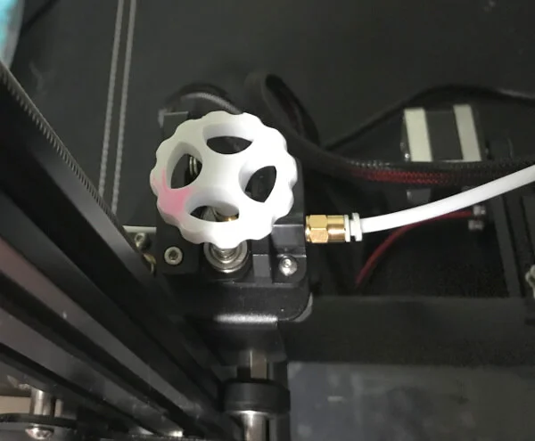 フィラメントをノズルに送るハンドルノブ