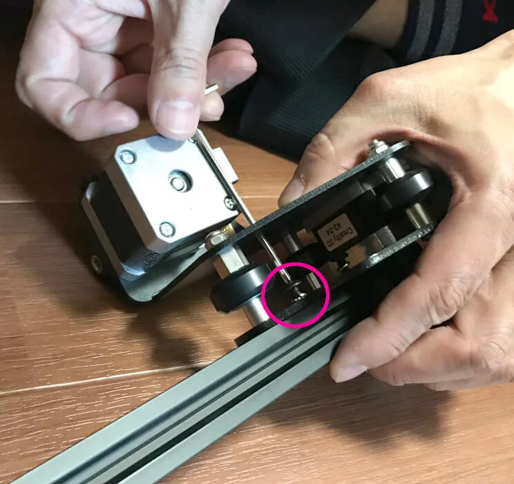 ネジは上の板の穴を使って回す