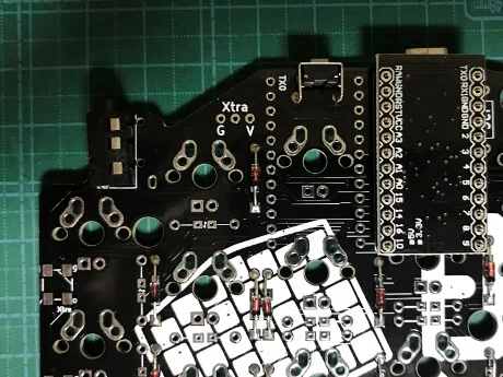 ErgodashのPCBにProMicroを載せたところ（左）