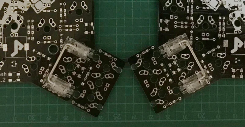 Ergodashで組み立てたスタビライザーをPCBにはめる