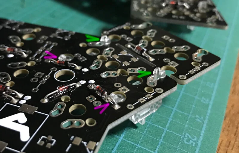 Ergodashで組み立てたスタビライザーをPCBにはめる（ウラ面）