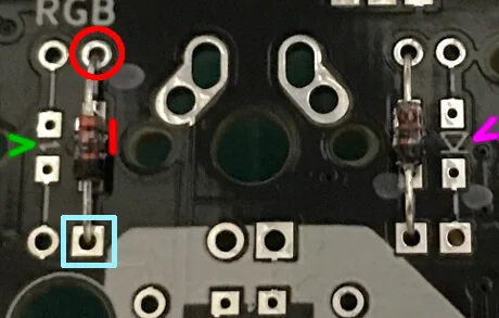 ErgodashのPCB基板上でダイオードの印を確認する