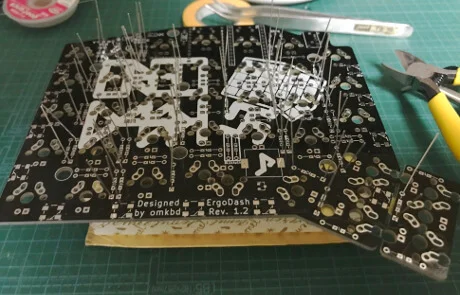 Ergodashの組み立てでダイオードのはみ出た針金をカットする