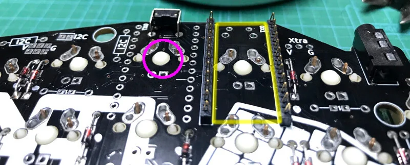 Ergodashの組み立てでアクリルにキースイッチを載せて、PCBにはめたところ