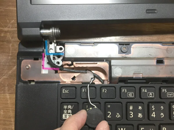 Fujitsu LIFEBOOK「A574/H」のモニターを固定するネジとヒンジ