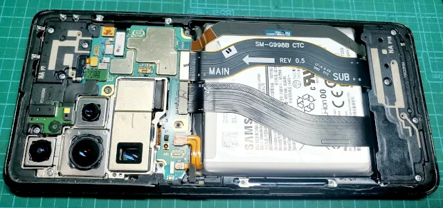 Androidスマホ「Galaxy S21 Ultra」の液晶パネル交換時の内部分解について、簡略化した修理の図解