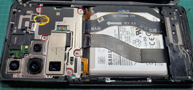 金属のカバーを外す準備