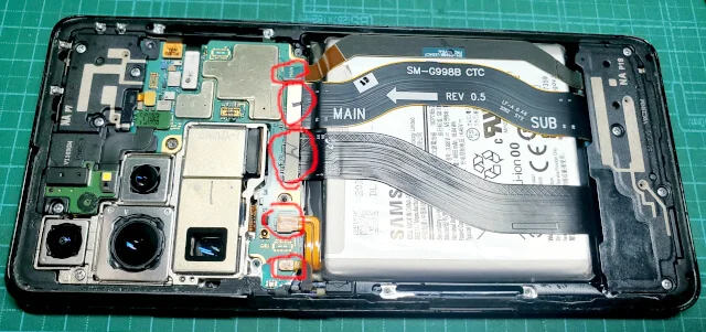 中央のケーブルとコネクトを外す