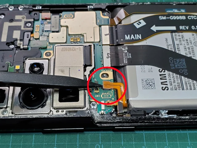 androidスマホのGalaxy S21 Ultraの分解〜バッテリーケーブルの接続を外す
