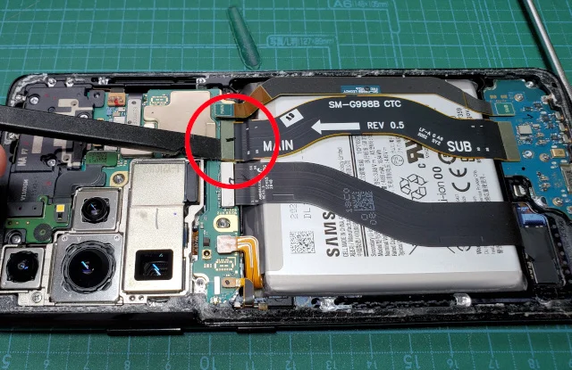 androidスマホのGalaxy S21 Ultraの分解〜メインフレックスケーブルを外す