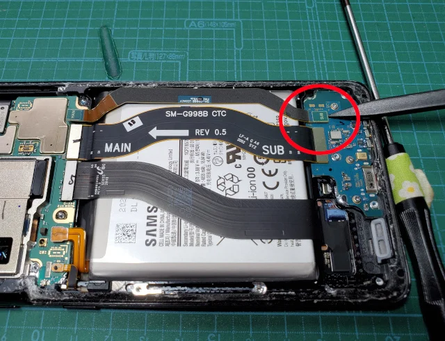 androidスマホのGalaxy S21 Ultraの分解〜相互接続フレックスケーブルを外す