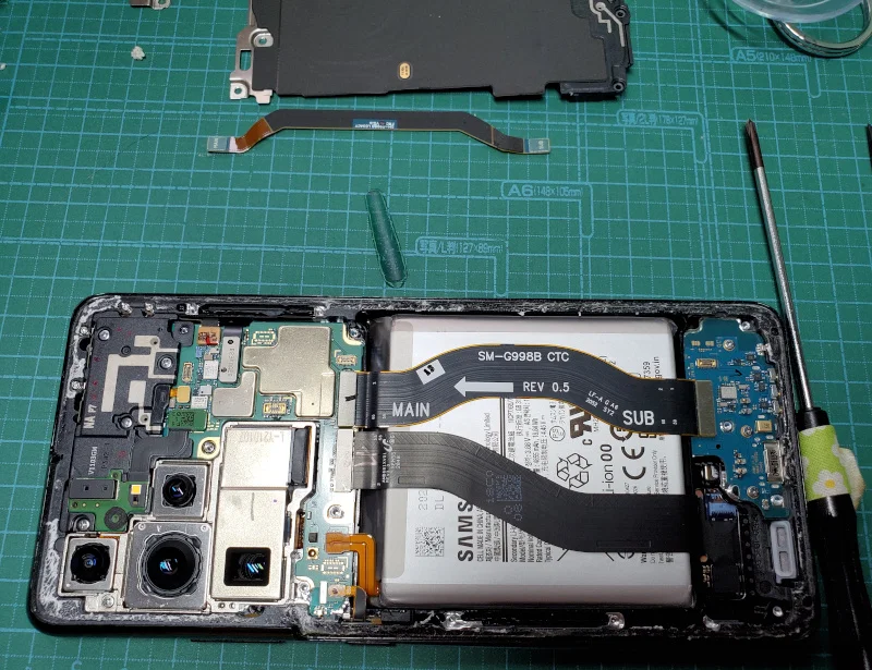 androidスマホのGalaxy S21 Ultraの分解〜相互接続フレックスケーブルを外したところ