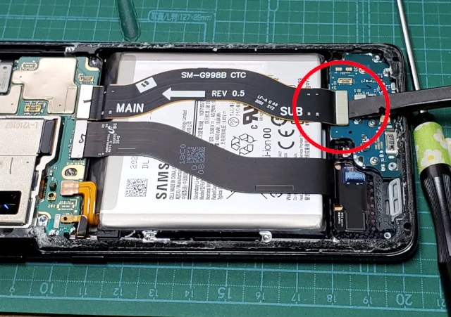 androidスマホのGalaxy S21 Ultraの分解〜メインフレックスケーブルを外す