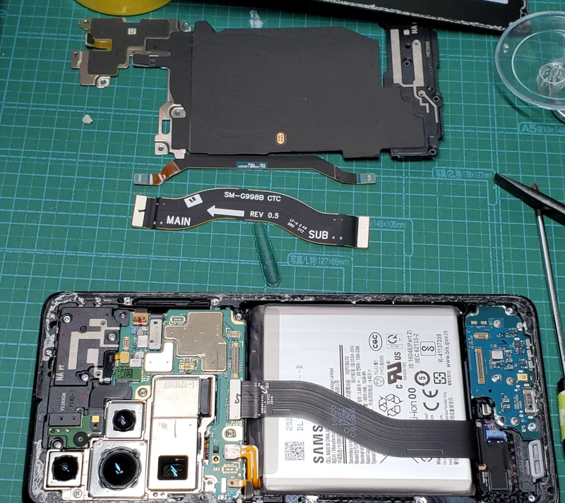 androidスマホのGalaxy S21 Ultraの分解〜メインフレックスケーブルを外したところ