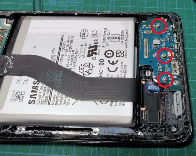 androidスマホのGalaxy S21 Ultraの分解〜充電用ボードのネジを3本外す