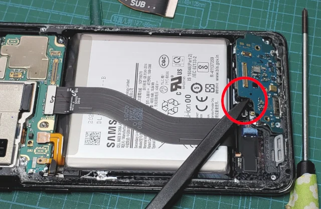 androidスマホのGalaxy S21 Ultraの分解〜充電用ボードを持ち上げる
