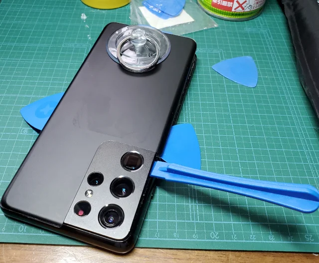 androidスマホのGalaxy S21 Ultraの分解〜フタを浮かせていく