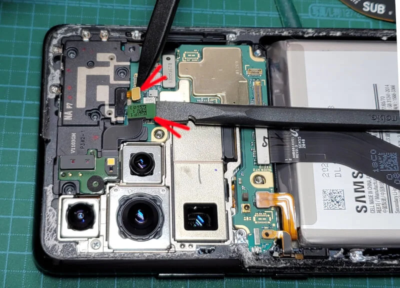 androidスマホのGalaxy S21 Ultraの分解〜コネクタの接続を外す