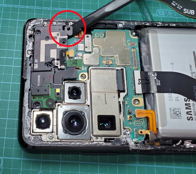 androidスマホのGalaxy S21 Ultraの分解〜イヤピーススピーカーとレーザーAFモジュールアセンブリを外す