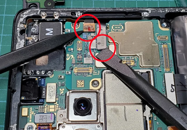 androidスマホのGalaxy S21 Ultraの分解〜コネクタの接続を外す