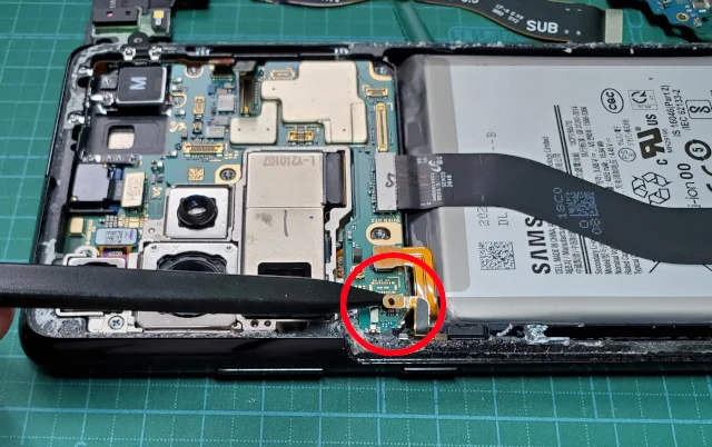 androidスマホのGalaxy S21 Ultraの分解〜電源ボタンフレックスケーブルの接続を外す