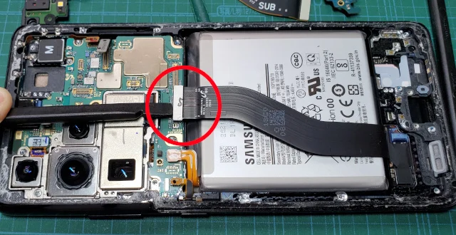 androidスマホのGalaxy S21 Ultraの分解〜ディスプレイのフレックスケーブルを外す