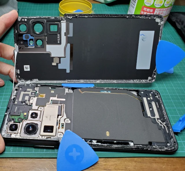 androidスマホのGalaxy S21 Ultraの分解〜Galaxy S21 Ultraのフタを開けたところ