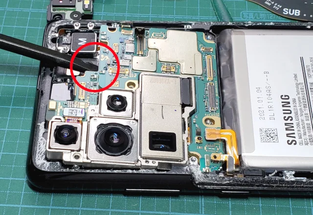 androidスマホのGalaxy S21 Ultraの分解〜マザーボードをスマホの土台から外す