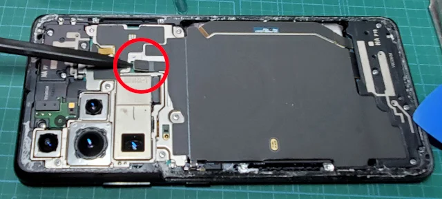 androidスマホのGalaxy S21 Ultraの分解〜充電コイルのコネクタを外す