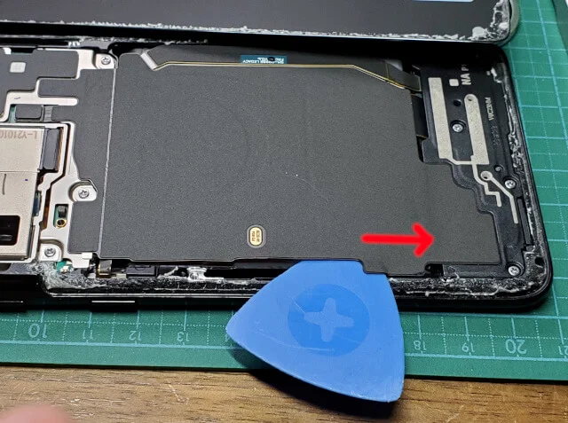 androidスマホのGalaxy S21 Ultraの分解〜中ブタの粘着を剥がす