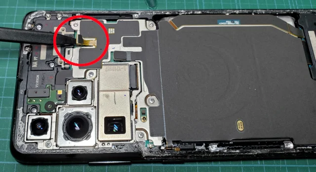 androidスマホのGalaxy S21 Ultraの分解〜NFCアンテナの接続を外す
