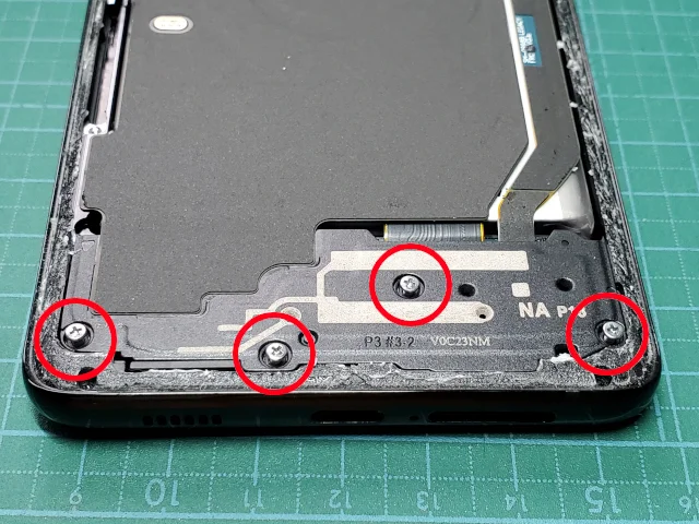androidスマホのGalaxy S21 Ultraの分解〜ラウドスピーカーアセンブリのネジを外す