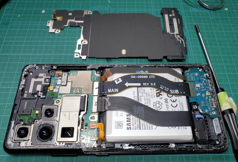 androidスマホのGalaxy S21 Ultraの分解〜NFCアンテナ＆充電コイルアセンブリを取り出す