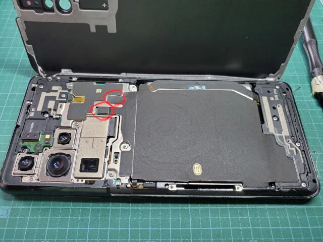 黒いカバーを開ける準備