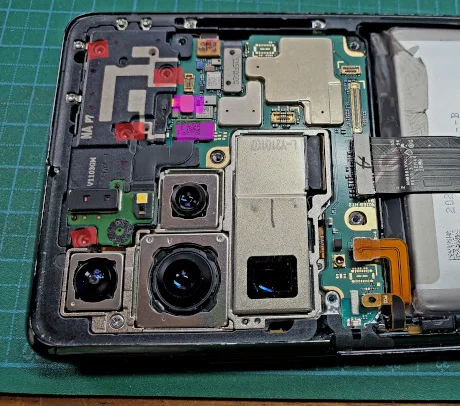 スピーカー付近のモジュールを外す準備