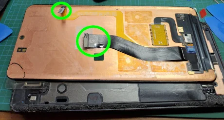 新しい液晶パネルを付ける