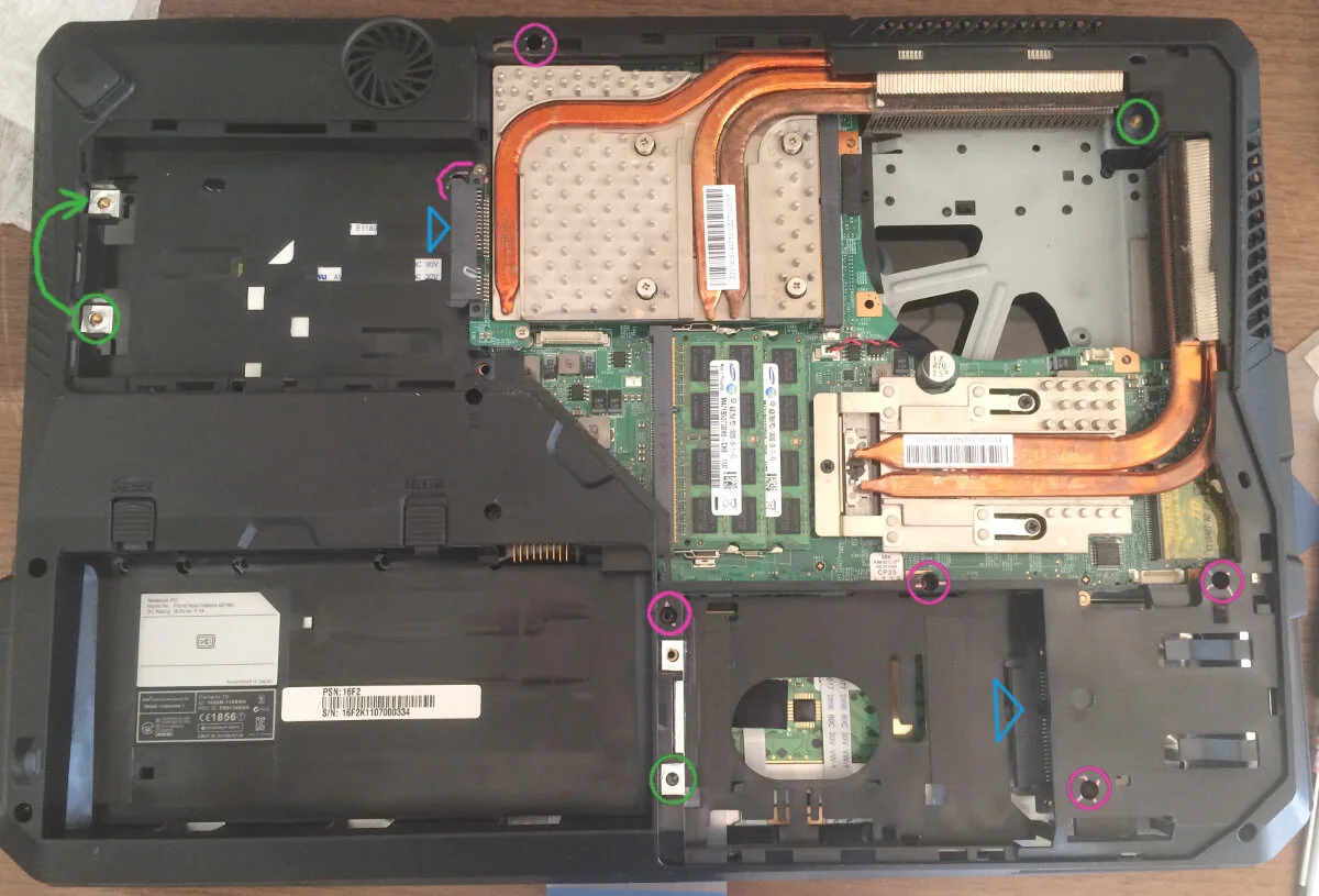 Galleria QF560でHDD・SSD・ファンを外したところ