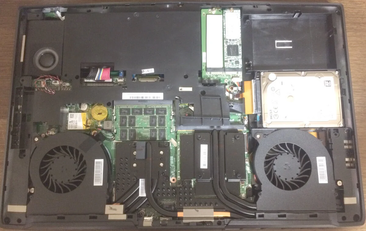 ドスパラののノートパソコンPrimeNote「Galleria QFS980HGS」の底面フタを開けたところ