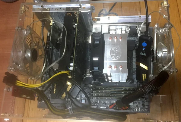 PCケースにHackintosh用のパーツをはめた後