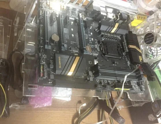 PCケースにHackintosh用のCPU・クーラー・メモリ搭載済みのマザーボードを載せたところ