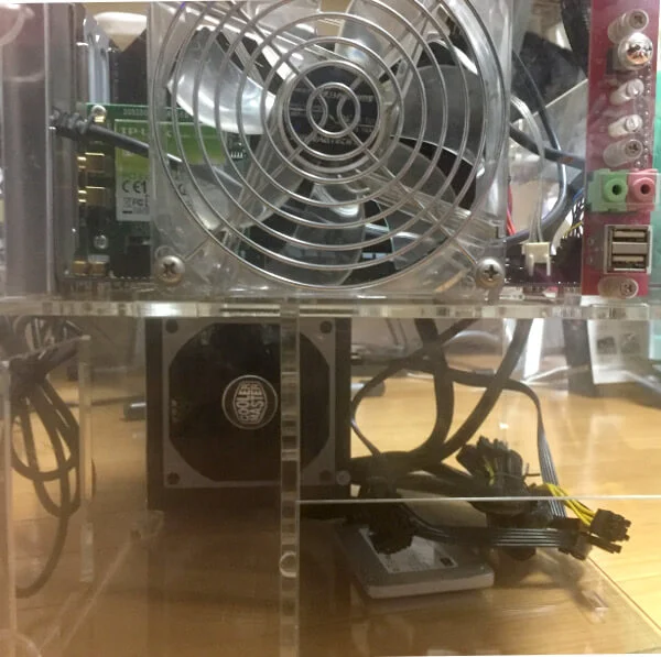 Hackintosh用のパーツを組み込んだPCを横から見たところ