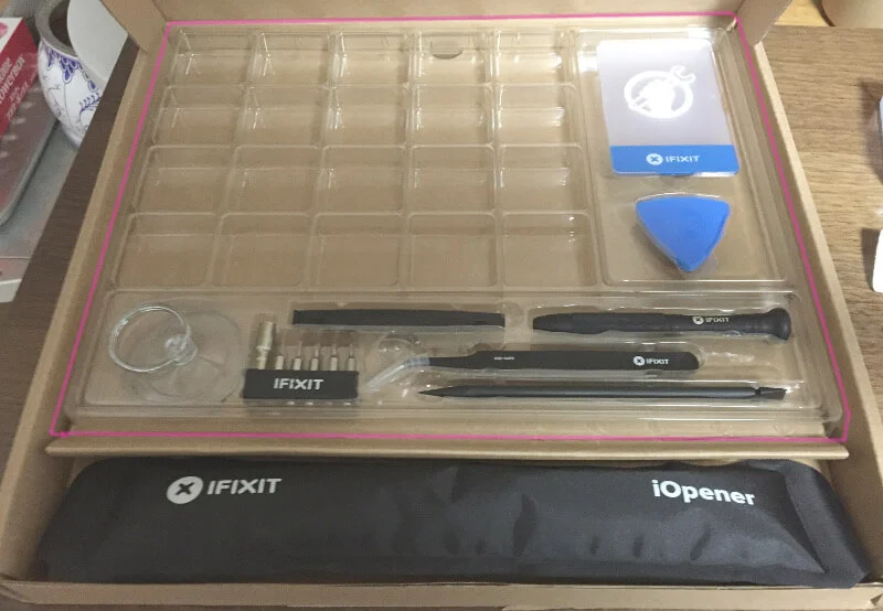 iOpenerの入ったIFIXITの中身