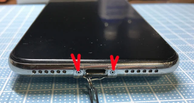 iPhoneⅩの分解ステップ〜充電ケーブル両脇のネジを開ける