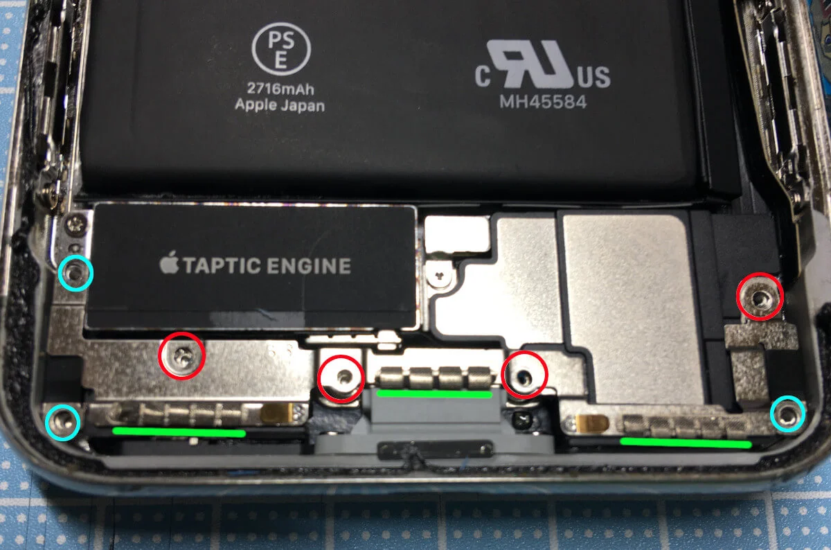 iPhoneⅩの分解ステップ〜接地パッドに注意してネジを外す