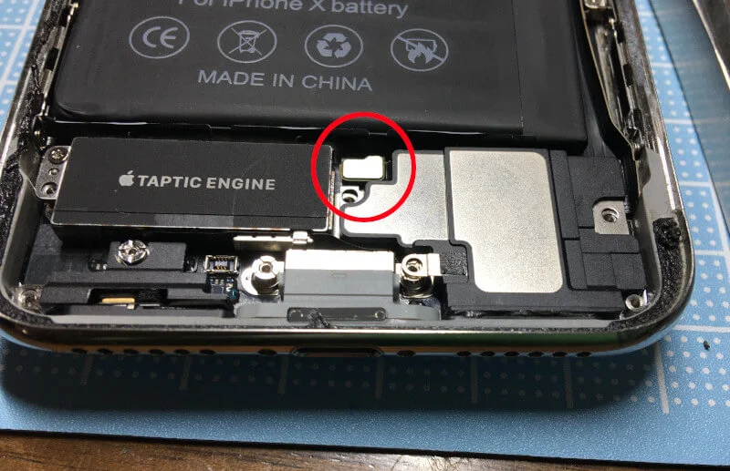iPhoneⅩの分解ステップ〜小さいフタを外す