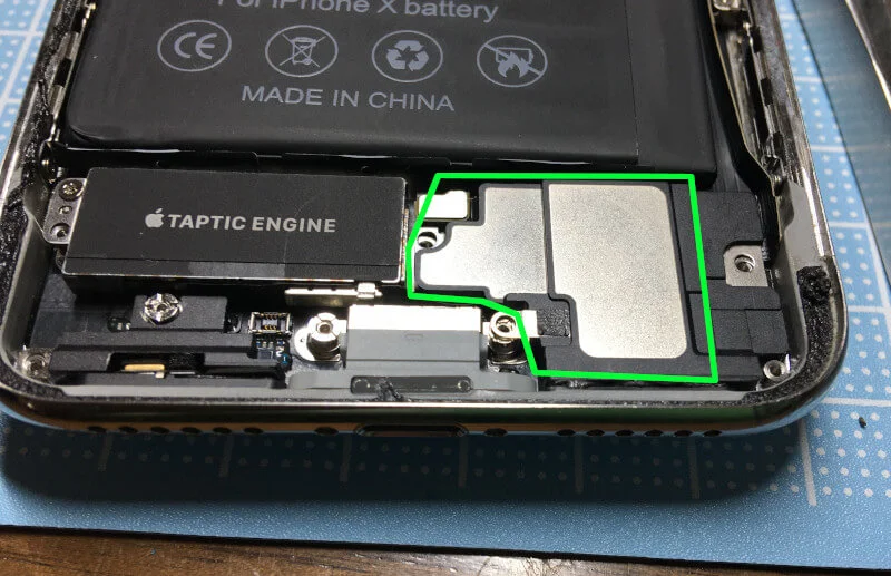 iPhoneⅩの分解ステップ〜スピーカーを取る