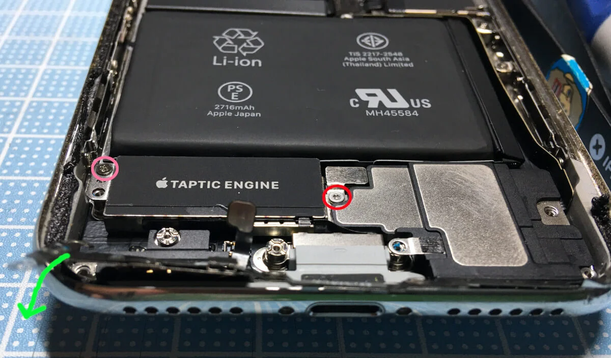 iPhoneⅩの分解ステップ〜残りのネジも外す