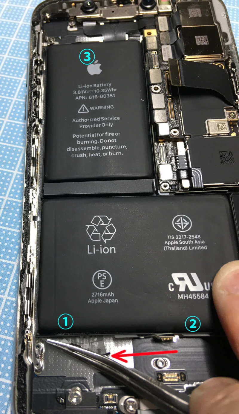 iPhoneⅩの分解ステップ〜バッテリーのシールを剥がす